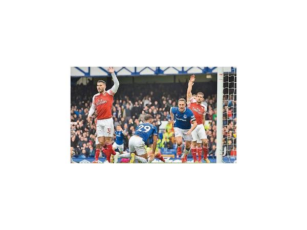 Arsenal se frena ante el Everton
