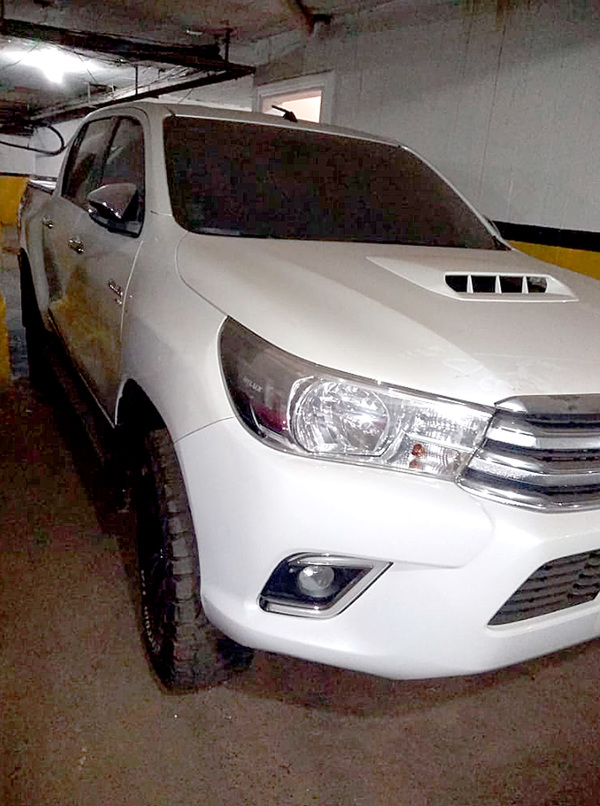 Lujosa camioneta que sería de “Cucho” escondida en edificio España de CDE