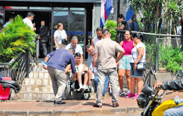 Sin rampas para sillas de ruedas en el centro | Diario Vanguardia 07