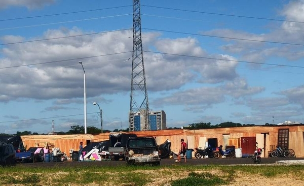 HOY / Abrupta crecida del río: damnificados huyen y van a instalarse a la Costanera