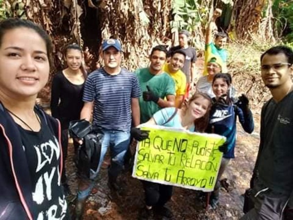 Llamativo cartel de concienciación ciudadana colocado en arroyo Saltito