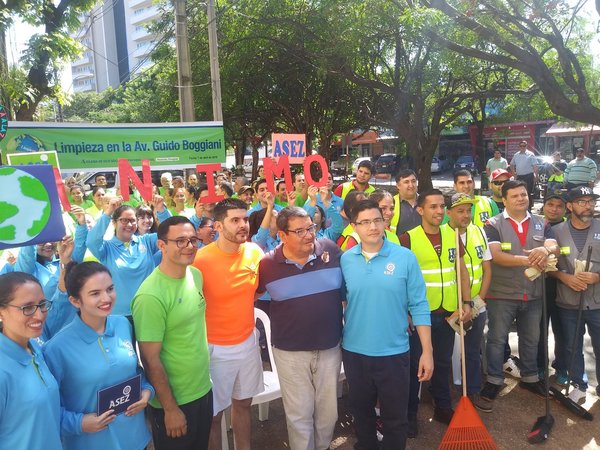 Funcionarios de la Junta Municipal y voluntarios limpiaron a la Ciclovía