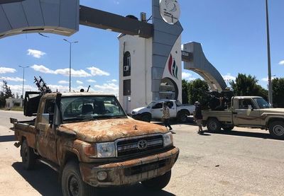 Mariscal Aftar mantiene ofensiva sobre la capital de Libia