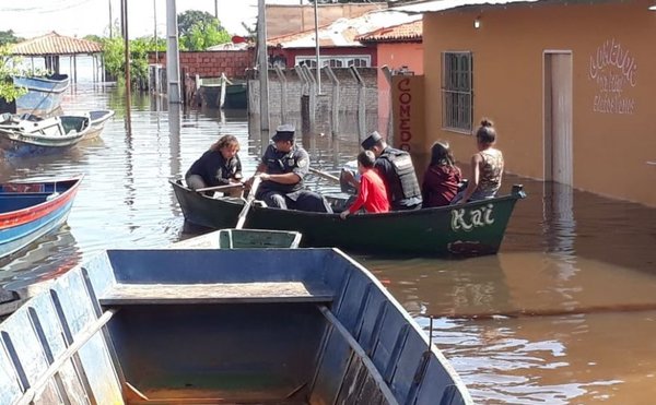 Policías celebran apoyo en ayuda para evacuación | Paraguay en Noticias