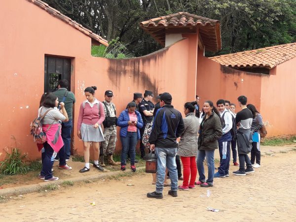 Gladys Bruno se reune con estudiantes del colegio Enrique Solano López – Prensa 5