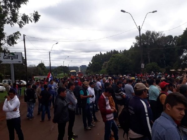 Productores de yerba mate cierran ruta en Pirapó