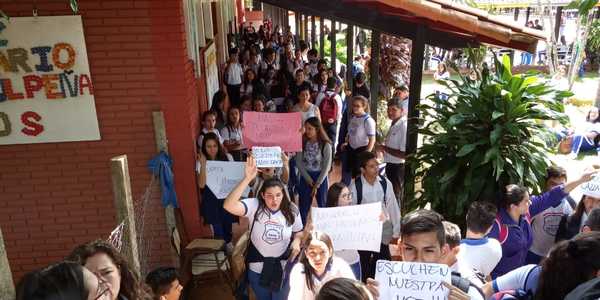Estudiantes toman el colegio Raúl Peña del Área 5 de Presidente Franco