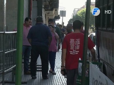 Choferes de la Línea 18 protestan frente al MOPC | Paraguay en Noticias
