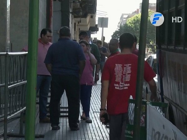 Choferes de la Línea 18 protestan frente al MOPC | Paraguay en Noticias
