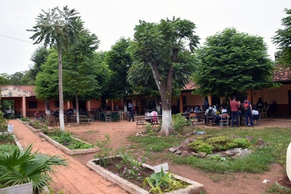 Alumnos toman colegio en San Juan Nepomuceno | Paraguay en Noticias