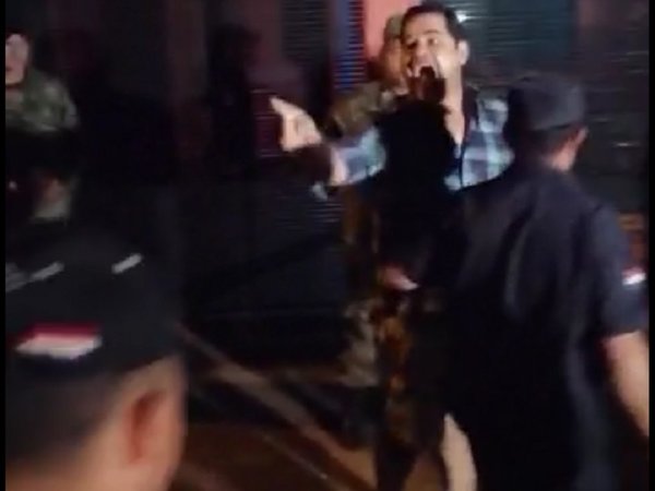 Intendente pierde la paciencia y reacciona contra manifestantes