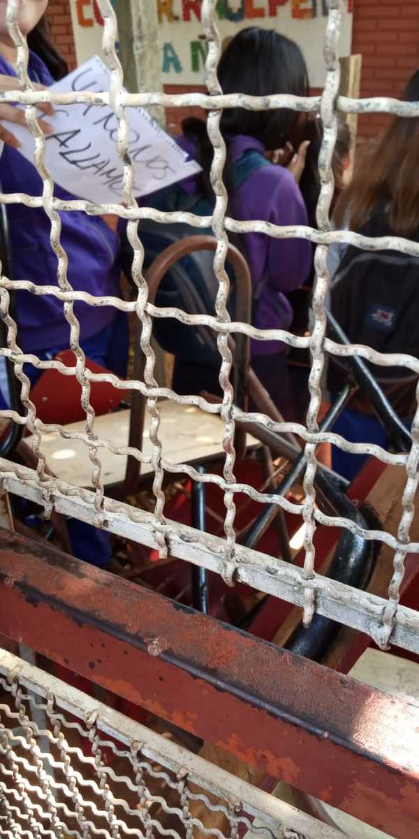 Estudiantes se manifiestan contra profesora que maltrataría a alumnos - ADN Paraguayo