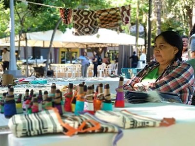 Feria de artesanía de mujeres indígenas en la Plaza O'Leary