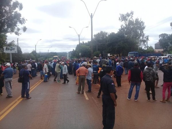 Yerbateros cierran ruta en Pirapó - Nacionales - ABC Color