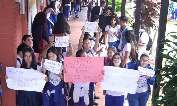 Trasladarán a docente tras reclamo de alumnos