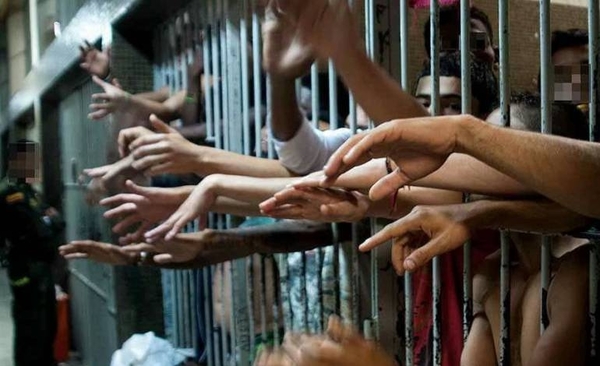 HOY / Cárceles sólo pueden albergar a 5.000 pero ya hay 15.400 reos: la bomba de tiempo
