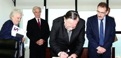 Asume nuevo ministro de Defensa en Uruguay en medio de escándalo político