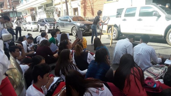 Dan clases frente al MEC | Paraguay en Noticias
