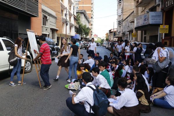 Estudiantes reclaman dando clases frente al MEC | Paraguay en Noticias