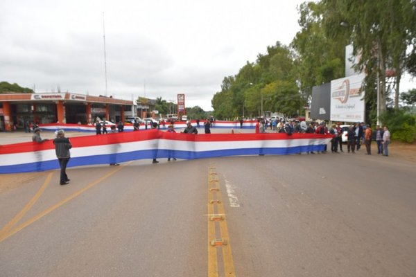 Yerbateros cierran rutas en Villarrica y Pirapó - 730am - ABC Color