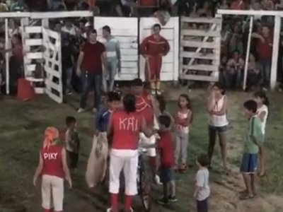 Niño ganó una bici y se la regaló a un recolector de latitas