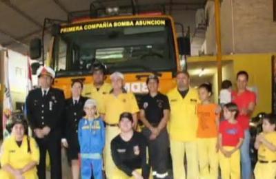 Bomberos dan reconocimiento a niño que salvó a su hermanita en derrumbe - C9N