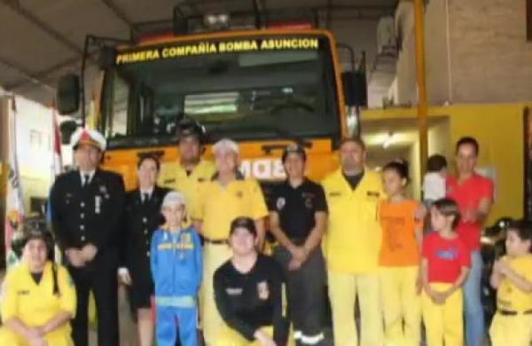 Bomberos dan reconocimiento a niño que salvó a su hermanita en derrumbe - C9N