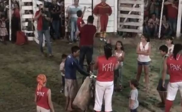 NOBLE GESTO DE UN NIÑO QUE SE GANÓ UNA BICI Y LA REGALÓ A UN RECOLECTOR DE LATITAS