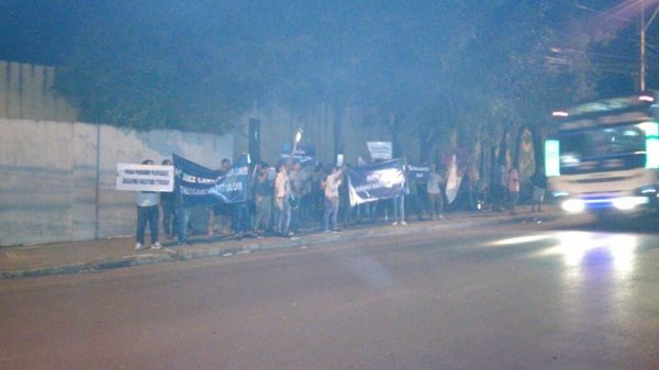 Docentes se manifiestan para reclamar certificados | Paraguay en Noticias