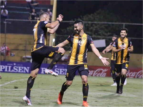 Guaraní remonta y golea al Santo