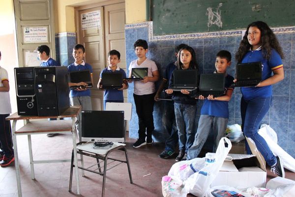 Fortaleza dotó de equipos a escuela