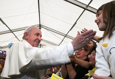El Papa pide a obispo construir futuro diferente