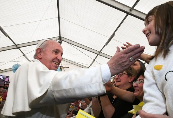 El Papa pide a obispo construir futuro diferente