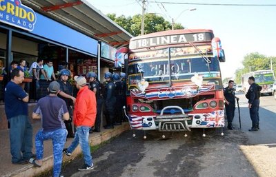 Retienen colectivo de la Línea 18 en Capiatá - Edicion Impresa - ABC Color