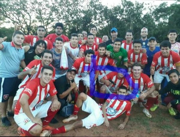Itauguá: Futbolista posó con arma en encuentro deportivo - Nacionales - ABC Color