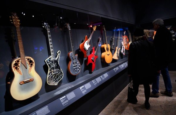 El Met de Nueva York exhibe instrumentos emblemáticos de la historia del rock - Espectaculos - ABC Color