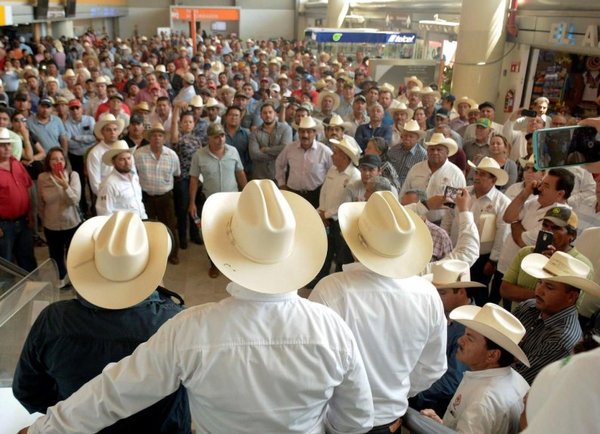 Productores mexicanos bloquean aeropuerto de Culiacán - Internacionales - ABC Color