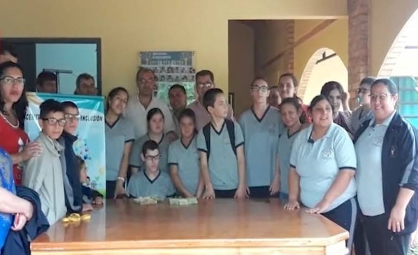 HOY / Reciben donación de Cartes para niños con discapacidad