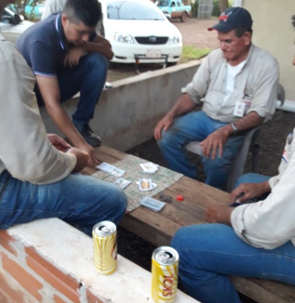 Toman cerveza y juegan naipes en ANDE de Santa Rita, mientras “llueven” los reclamos,
