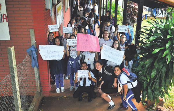 Tomaron el colegio para exigir que una docente dejara de enseñar | Diario Vanguardia 07