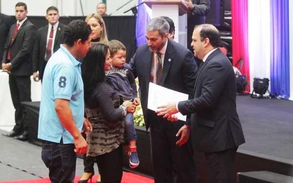 Gobierno dignifica a familias de Central mediante entrega de contratos de inmuebles | .::Agencia IP::.