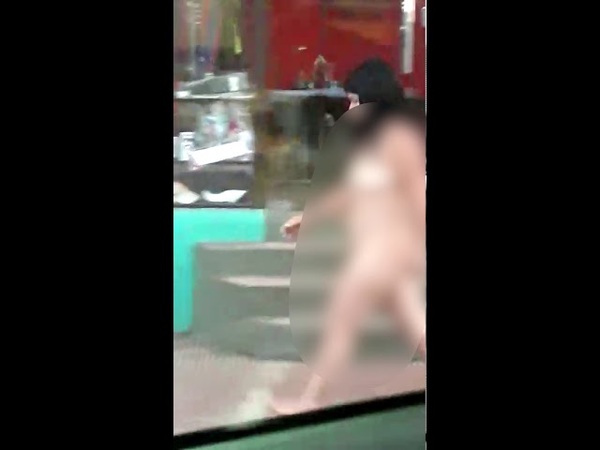 MUJER RECORRE DESNUDA CALLES DE ENCARNACIÓN