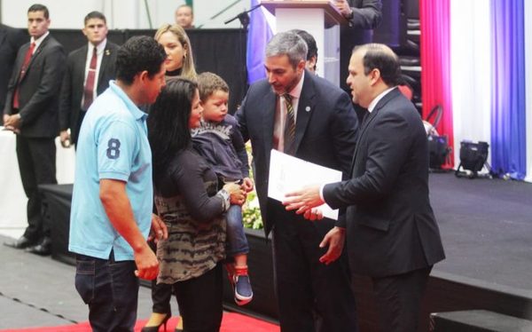 Gobierno entrega contratos de inmuebles a familias del departamento Central » Ñanduti