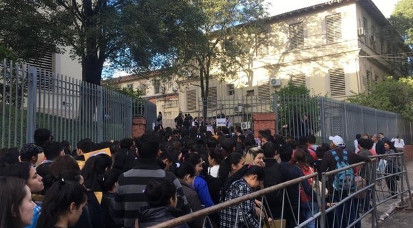 UNA MULTITUD DE PERSONAS SE CONGREGA EN LA SEDE DEL MINISTERIO DE SALUD PÚBLICA PARA POSTULARSE A UNA DE LAS VACANCIAS DISPONIBLES