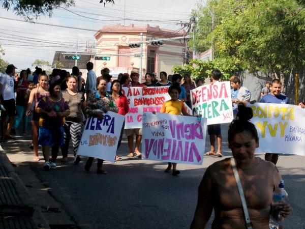 Cierran Artigas exigiendo solución a inundaciones