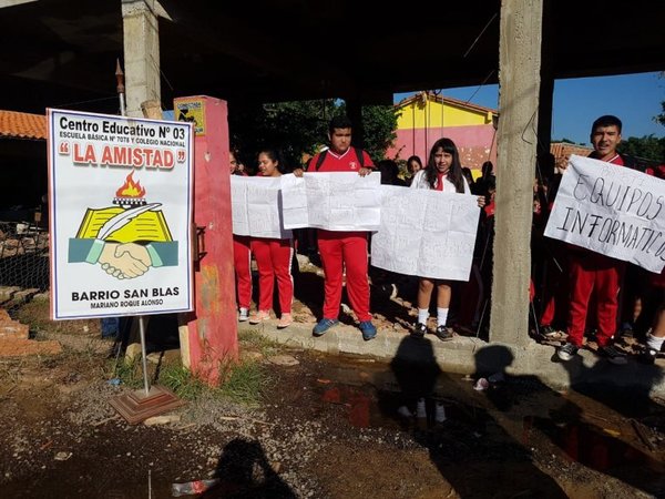 Toman colegio para pedir rubros docentes - Nacionales - ABC Color