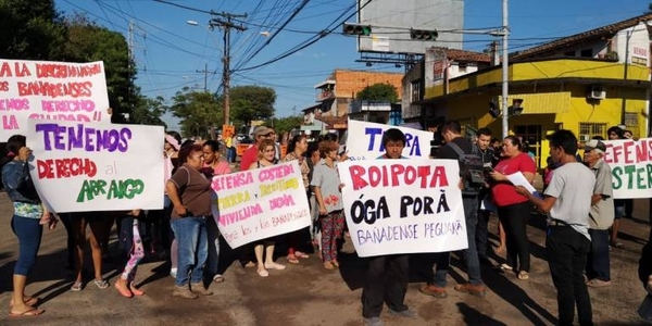 Bañadenses cierran Artigas en hora pico y piden casas dignas sin salir de área inundable | Paraguay en Noticias