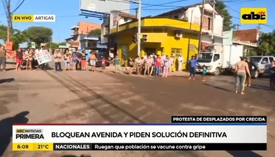 Bañadenses bloquean avenida exigiendo solución a inundaciones