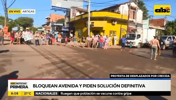 Bañadenses bloquean avenida exigiendo solución a inundaciones