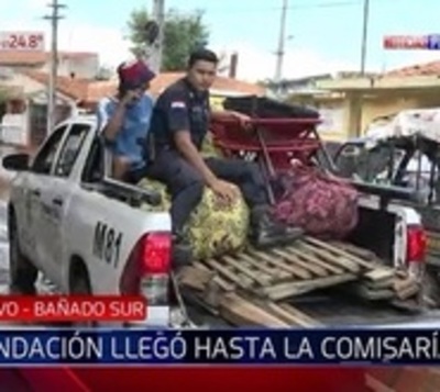 Policías resisten a la crecida: "Vamos a ser los últimos en salir" - Paraguay.com